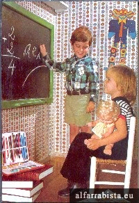 Postal Antigo - Meninos na Escola