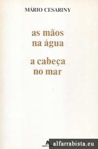 As m�os na �gua a cabe�a no mar